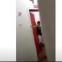 Sejoli Asyik dalam Toilet Pria, Bikin Geger Warganet