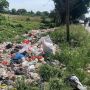 Sampah Berceceran di Pinggir Jalan Perbatasan Karawang-Bekasi, Siapa yang Buang?
