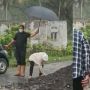 Punguti Batu Saat Sambangi Terdampak Letusan Semeru, Mensos Risma Kembali Jadi Sorotan