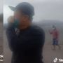 Sedih Tak Tertahan, Pria Ini Menangis Cari Sopirnya yang Hilang saat Erupsi Gunung Semeru
