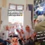 Emak-emak Kompak Nongkrong Pakai Seragam SMA, Gayanya bak ABG