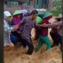 Viral! Dua Polisi Terjang Banjir Demi Evakuasi Ibu-ibu di Kangean Madura