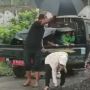 Risma Pindahkan Bebatuan Sambil Dipayungi Ajudan, Warganet: Ngapain Sih Pencitraan Mulu