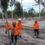 Bantu Cari Korban Hilang, Khori Terperosok ke Pasir Panas Erupsi Gunung Semeru