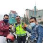 Berdedikasi, Driver Ojek Daring Ini Kembalikan Ponsel Paspampres yang Jatuh di Jalan