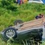 Diduga Terobos Palang Pintu, Suzuki Ertiga di Serang Terpental Ditabrak Kereta Barang