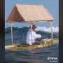 Bikin Ketar-ketir, Pria Ini Mancing di Tengah Laut Naik Pelepah Pisang