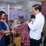 Resmikan Bandara Tebelian, Jokowi Beli Jaket Bomber Motif Khas Dayak Sintang