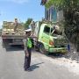 Tiba-tiba Oleng, Truk Pengangkut Semen Tabrak Rumah Warga di Jalan Srandakan