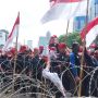 Massa Buruh Paksa Terobos Barikade Berduri Polisi