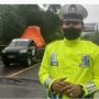 Sedang Liputan, Polisi Dibikin Syok dengan Ratusan Tabung Gas Berhamburan Jatuh dari Truk