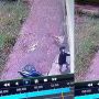 Tertawa Lihat Teman Tertimpa Sepeda Motor, Wanita Ini Langsung Dapat Instan Karma