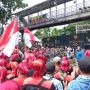 Dilarang Demo di Depan MK, Massa Buruh Koyak-koyak Kawat Duri dan Terobos Barikade Polisi
