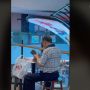Haru! Beli Mainan Untuk Cucu, Ekspresi Kakek Ini Jadi Perhatian