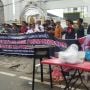 Masak Martabak, Massa Demo Peringati Hari Antikorupsi di Kantor Gubernur Sumut