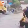 Viral Video Ibu-ibu Terperosok Kubangan di Padalarang, Warganet Malah Salahkan Anies