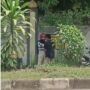 Cekcok di Pinggir Jalan, Pria Ini Sujud Depan Pacarnya, Warganet: Malu-maluin Kaum Adam