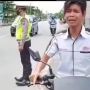 Viral Pria Nangis saat Ditilang Polisi, Warganet: Tampang Security Hati Hello Kitty
