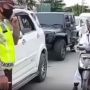 Pria Nangis Saat Ditilang Gegara Tak Pakai Helm, Warganet: Polisi Sampai Salting