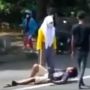 Diduga Berantem Sama Pacarnya, Pria Ini Nekat Lakukan Aksi Rebahan di Jalan