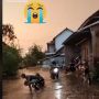 Pemotor Dibuat Syok Saat Terobos Jalan Banjir, Tunggangannya Raib secara Misterius