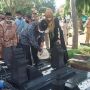 Pugar Makam Sultan Aceh di TPU Utan Kayu, Anies Terima Hadiah Kopiah