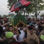 Diiringi Salawat, Anies dan Ratusan Warga Antarkan Haji Lulung ke Liang Lahad