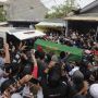Teman-teman Ikut Mandikan Jenazah Lulung