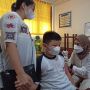 Membludak, Ratusan Siswa SD Yos Sudarso Batam Divaksin Perdana Hari Ini