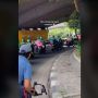 Viral Iring-iringan Driver Ojol Bawa Hadiah Romantis, Warganet Kepo soal Ini