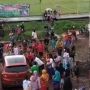 Viral Warga Ramai Berkerumun Dikira Ada Artis Mau Tanding di Lapangan, Ternyata Prank
