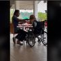 Viral Suami Setia Suapi Istri yang Tak Berdaya di Kursi Roda dengan Penuh Cinta