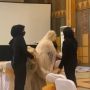 Pengantin Wanita Turun dari Pelaminan, Peluk Cium Pria Ini yang Bercucuran Air Mata