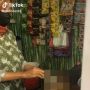 Emak-emak Jualan Es Cokelat, Aksi Parut Topping Bikin Syok: Gak Ada Lawan