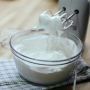 Agar Whipped Cream Mengembang Sempurna, Lebih Baik Kocok dengan Mixer atau Manual?