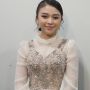 Cantiknya Kelewatan, Gaya Anneth Delliecia Pakai Dress Motif Floral
