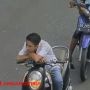 Diimbau Petugas untuk Gunakan Helm, Pemotor Berseragam SMA Ini Malah Santuy Nyalakan Rokok