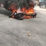 Bentrok Warga Dengan Polisi Pecah, Satu Kendaraan Bhabinkantibmas Hangus Terbakar