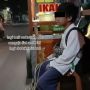 Viral Bocah Termenung Bawa Ulekan Batu Malam-malam, Kisahnya Bikin Nangis