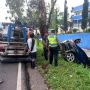 Honda City Nyungsep Parit di Cianjur, Diduga Pengendara Ngantuk