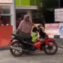 Viral Emak-emak Isi Bensin di SPBU, Aksi Anaknya Jadi Sorotan Publik