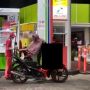 Emak-emak Isi Bensin Motor di SPBU, Posisi 'Mager' Anaknya Bikin Publik Salah Fokus
