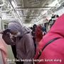 Viral, Penumpang KRL Jurusan Jakarta-Bogor Diserang Laron, Netizen Bersuara Matikan Lampu