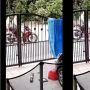 Terekam CCTV, Viral Pria Nekat Curi Paket Pemilik Rumah yang Tergeletak di Depan Rumah