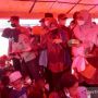 Mensos Risma Hibur Anak-anak Korban Banjir Rob di Bangka Tengah