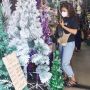 Berburu Pernak Pernik Natal di Pasar Asemka