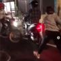 Viral Sejoli Cekcok sampai Pukul Helm di Jalan, Aksinya Jadi Sorotan Pemotor dan Pemobil