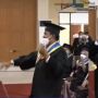 Heboh Bapak-bapak Joget saat Acara Wisuda, Netizen: Wisudawan Online Menangis Lihat Ini
