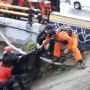 Proses Evakuasi Bocah Tenggelam di Kali Ciliwung Berlangsung Dramatis
