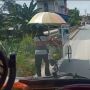 Jalanan Diperbaiki, Pedagang Siomay Keliling Nekat Begini Agar Tak Buat Macet Makin Parah
